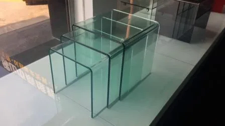 Mesa auxiliar moderna de vidrio curvado en color transparente