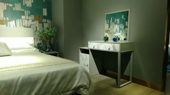 Tocador de maquillaje moderno y sencillo de madera maciza para el hogar/hotel, muebles de dormitorio, tocador multifuncional, ligero, de lujo, superior con espejo y taburete